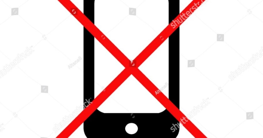 Highway Code: Driver’s risk 6-point fine just for checking notification in new rules